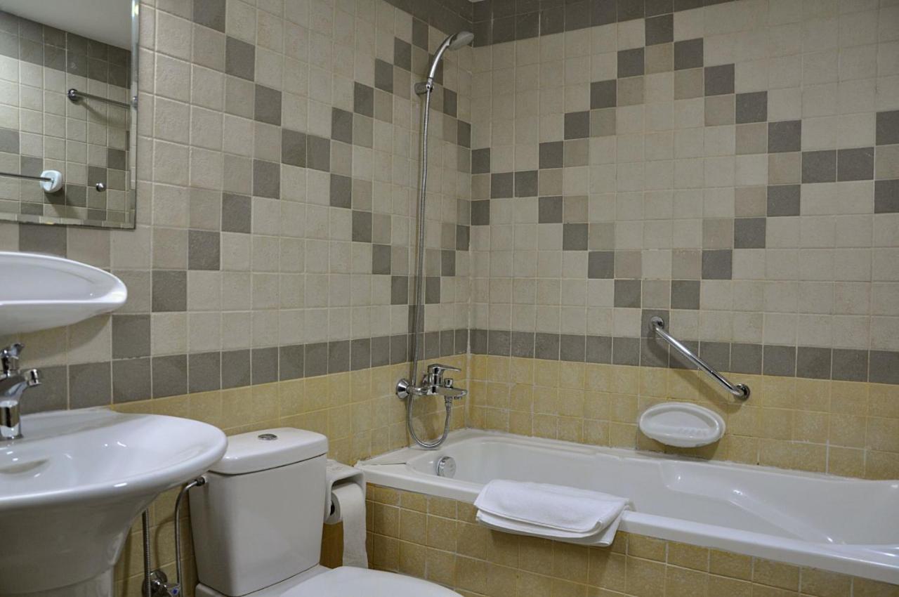Care Holiday Homes Apartments Barsha Heights Dubái Exterior foto